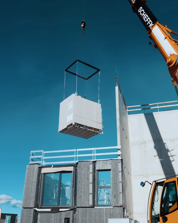 Durch den hohen Vorfertigungsgrad von Myblock ist vor Ort ein einfaches Versetzen per Kran und ein schnelles Zusammenschließen der Haustechnik möglich.
Bild: myblock GmbH Durch den hohen Vorfertigungsgrad von Myblock ist vor Ort ein einfaches Versetzen per Kran und ein schnelles Zusammenschließen der Haustechnik möglich.
Bild: myblock GmbH